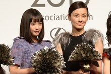 左から広瀬すず、吉田羊。