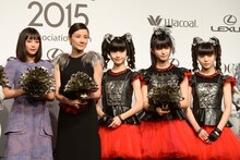 左から広瀬すず、吉田羊、BABYMETAL。