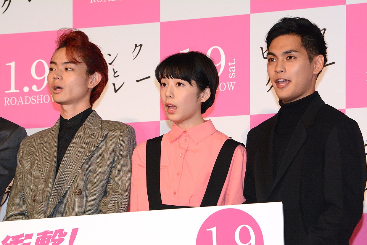 「ピンクとグレー」完成披露イベントの様子。左から菅田将暉、夏帆、柳楽優弥。