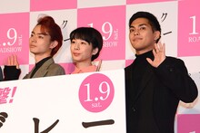 「ピンクとグレー」完成披露イベントの様子。左から菅田将暉、夏帆、柳楽優弥。