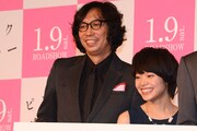「ピンクとグレー」完成披露イベントの様子。左から行定勲、岸井ゆきの。