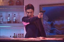 「セーラー服と機関銃 -卒業-」より、長谷川博己演じる月永。(c)2016「セーラー服と機関銃 -卒業-」製作委員会