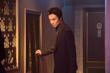 「セーラー服と機関銃 -卒業-」より、長谷川博己演じる月永。(c)2016「セーラー服と機関銃 -卒業-」製作委員会