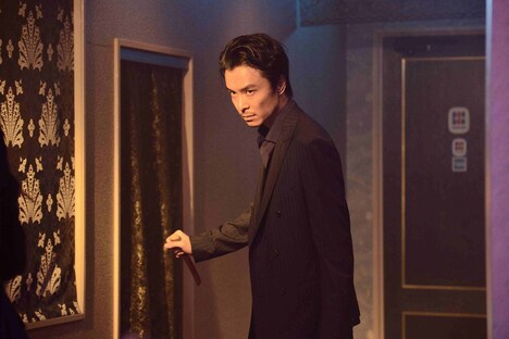 「セーラー服と機関銃 -卒業-」より、長谷川博己演じる月永。(c)2016「セーラー服と機関銃 -卒業-」製作委員会