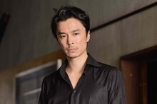 「セーラー服と機関銃 -卒業-」より、長谷川博己演じる月永。(c)2016「セーラー服と機関銃 -卒業-」製作委員会