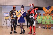「仮面ライダー×仮面ライダー ゴースト＆ドライブ 超MOVIE大戦ジェネシス」と警視庁交通部のタイアップイベントの様子。左から、仮面ライダーゴースト、内田理央、仮面ライダードライブ。