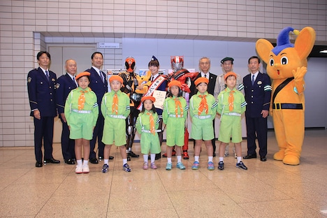 「仮面ライダー×仮面ライダー ゴースト＆ドライブ 超MOVIE大戦ジェネシス」と警視庁交通部のタイアップイベントの様子。