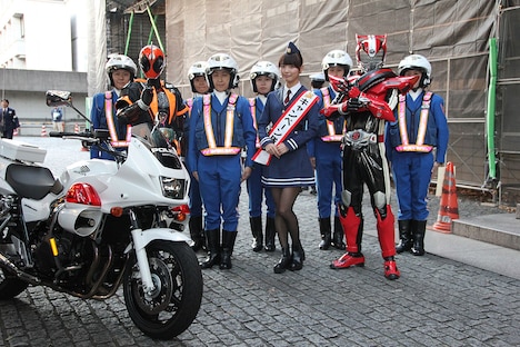 クイーンスターズのメンバーと並ぶ内田理央（中央）。