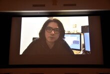 ビデオメッセージで登場した岩井俊二。