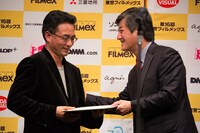 イ・ヨンガン（右）から最優秀作品賞の賞状を受け取るペマ・ツェテン（左）。