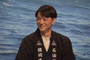 岡田准一に「（染谷は）目が死んでいることを気にしている」と言われ、笑う染谷将太。