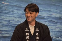 岡田准一に「（染谷は）目が死んでいることを気にしている」と言われ、笑う染谷将太。