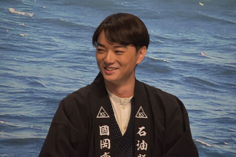 岡田准一に「（染谷は）目が死んでいることを気にしている」と言われ、笑う染谷将太。