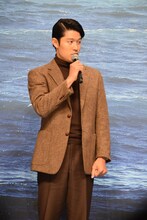 役にあわせて体重をコントロールすることで知られるが、現在の体型について「普通です」と話す鈴木亮平。