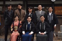 「海賊とよばれた男」製作報告会見の登壇者たち。背景は“国岡商店”のセット。