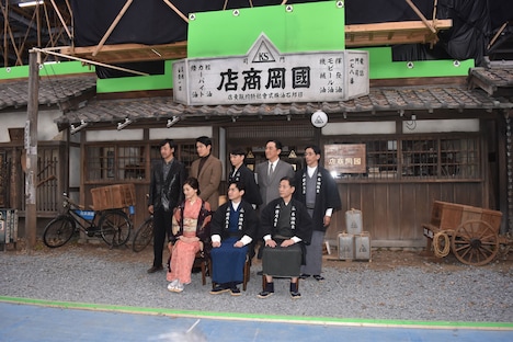 “国岡商店”のセットと「海賊とよばれた男」製作報告会見の登壇者たち。