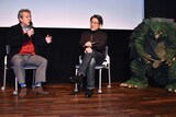 監督作「駕瞑羅4 真実」について語る林家しん平（左）とそれを静かに聞く井上伸一郎（中）、長丁場のトークショーに疲れた様子を見せるガメラ（右）。
