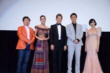 「クロスロード」初日舞台挨拶の様子。左からすずきじゅんいち、TAO、黒木啓司、渡辺大、アローディア。