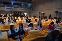 大量のこたつが並べられた会場の様子。