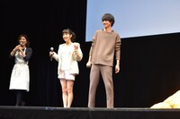 土屋太鳳（中央）、山崎賢人（右）。