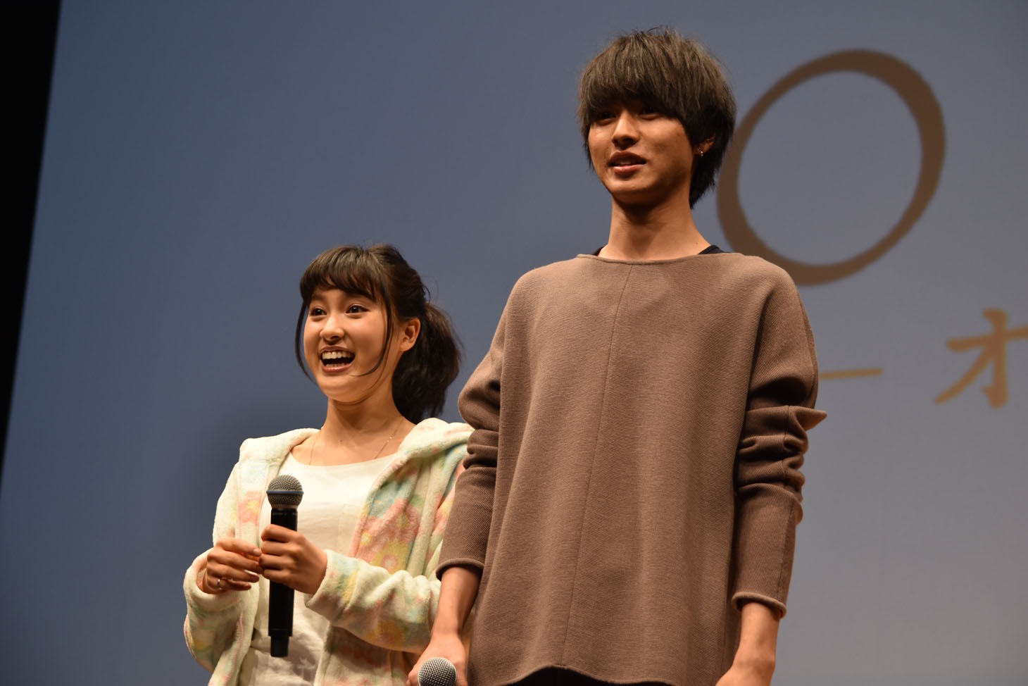 大量のこたつを見て驚く土屋太鳳（左）と山崎賢人（右）。