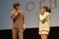 お互いの部屋着姿について「相変わらずスタイリッシュ」とコメントする土屋太鳳（右）と、「なんか……ふわふわしてるね」と言う山崎賢人（左）。