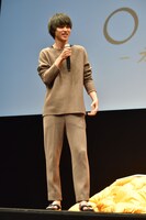 部屋着姿で登場した山崎賢人。