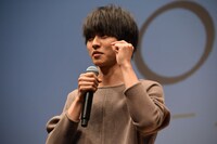 観客に向けて、「もし涙が垂れてしまったらそれ（ティッシュ）でサッと拭いてください」と話す山崎賢人。