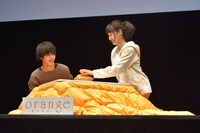 みかんが置いてあることに喜ぶ土屋太鳳（右）。