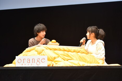 山崎賢人（左）と土屋太鳳。