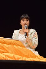 こたつに入って話す土屋太鳳。