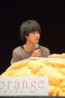 こたつに入って話す山崎賢人。