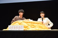 こたつに入って話す山崎賢人（左）と土屋太鳳（右）。