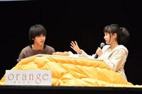 「男女の友情はあるか？」という話題でトークを交わす山崎賢人（左）と土屋太鳳（右）。