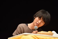 「10代に戻りたいか？」という質問に「まあまあまあ……」と悩む山崎賢人。