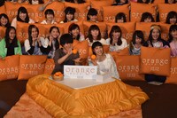 みかんで遊ぶ山崎賢人（中央左）。