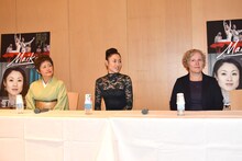 左から西野衣津栄さん、西野麻衣子、ノルウェー王国大使館参事官のスノーフリッド・B・エムテルード。