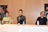 左から西野衣津栄さん、西野麻衣子、ノルウェー王国大使館参事官のスノーフリッド・B・エムテルード。