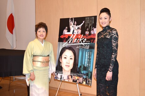 「Maiko ふたたびの白鳥」特別記者会見の様子。左から西野衣津栄さん、西野麻衣子。
