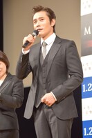 劇中のセリフを披露するイ・ビョンホン。