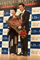 左から坂本冬美、イ・ビョンホン。