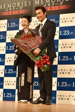 左から坂本冬美、イ・ビョンホン。