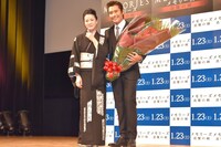 「メモリーズ 追憶の剣」ジャパンプレミアの様子。左から坂本冬美、イ・ビョンホン。