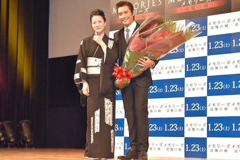「メモリーズ 追憶の剣」ジャパンプレミアの様子。左から坂本冬美、イ・ビョンホン。