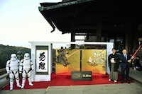 11月30日に開催された「『スター・ウォーズ／フォースの覚醒』風神レイ＆雷神カイロ・レン屏風」と「『覚醒』の書」お披露目式の様子。(c)2015 Lucasfilm Ltd. & TM. All Rights Reserved