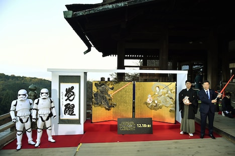 11月30日に開催された「『スター・ウォーズ／フォースの覚醒』風神レイ＆雷神カイロ・レン屏風」と「『覚醒』の書」お披露目式の様子。(c)2015 Lucasfilm Ltd. & TM. All Rights Reserved