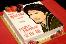 12月8日で42歳を迎える安田顕のために用意されたバースデーケーキ。
