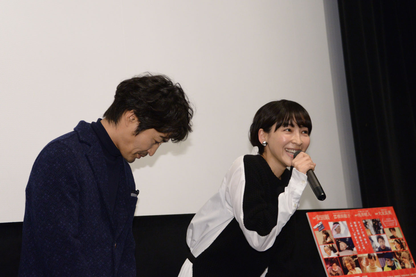 麻生久美子（右）から「明るくて驚いた」と言われ、急に大人しくなる安田顕（左）。