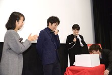 突然のバースデーサプライズにはにかむ安田顕（中央）。