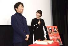 観客から「ハッピーバースデー」の声を受け、うれしそうな表情を見せる安田顕（左）。